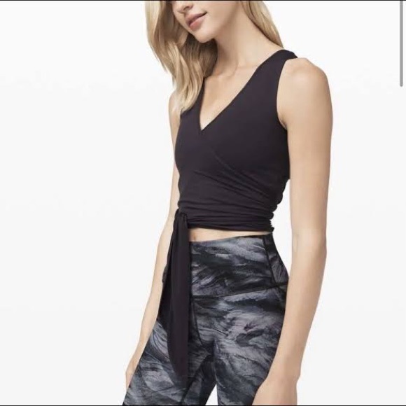 Lululemon Twist me up crop tank Size 8 - Picture 2 of 4